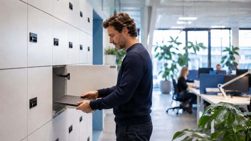 Casiers de recharge personnels dans un bureau avec espaces de travail partagés