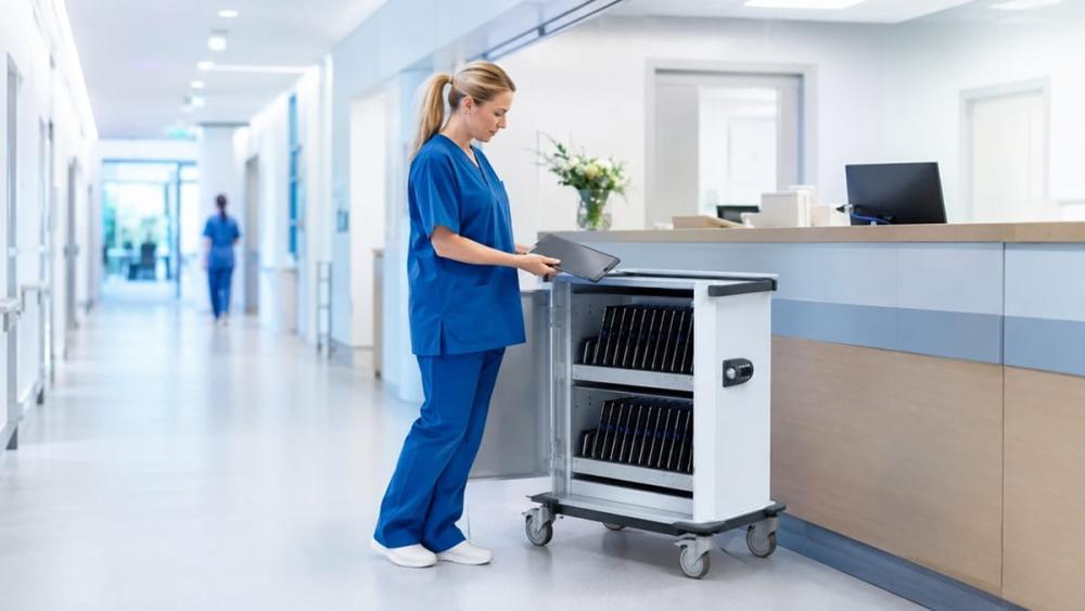 Chariot de recharge avec tablettes dans un service hospitalier