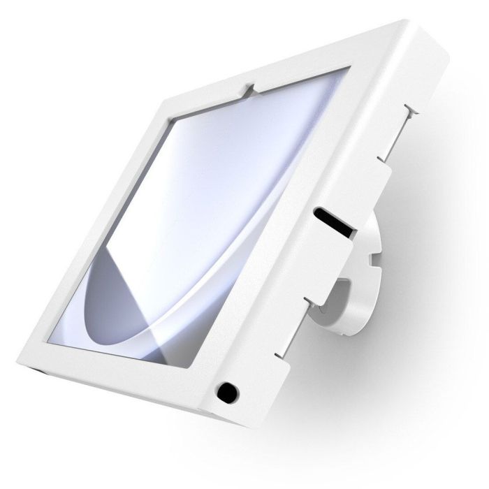 Vue oblique du support mural Compulocks Bow Apex blanc pour Samsung Galaxy Tab A9+, monté au mur.