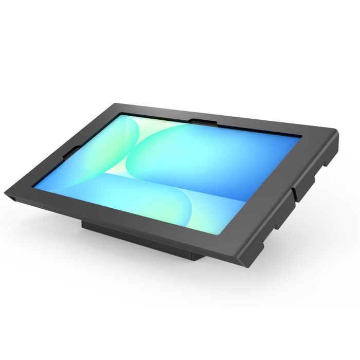Vue d'angle du support de table Compulocks AV Capsule Apex pour Samsung Galaxy Tab S10 FE+, avec un design noir et une tablette en cours d'utilisation.