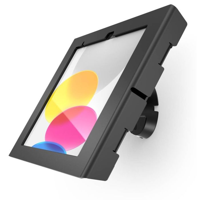 Vue latérale du support mural Compulocks Bow Apex pour iPad, monté avec une façade transparente et un fond coloré.