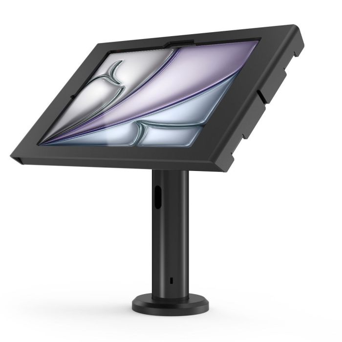 Vue latérale du support de table Compulocks Rise avec iPad Air, avec une base noire robuste et une tablette inclinée.