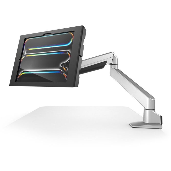 Vue latérale du support de table Compulocks Reach Apex avec iPad Pro 13 pouces, monté sur un bureau.