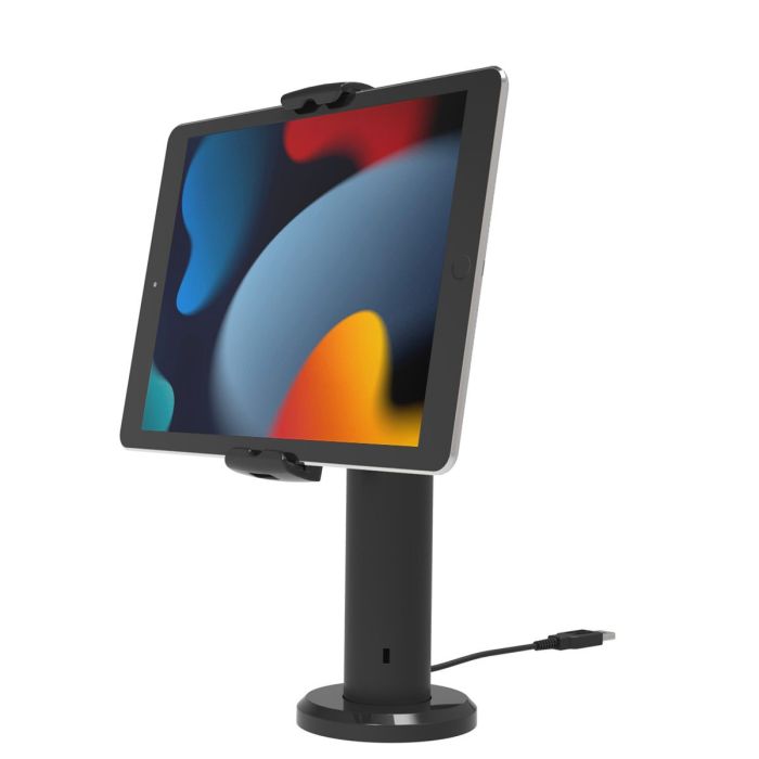 Vue latérale du support de table Compulocks Rise avec une tablette attachée, visible avec le câble de chargement.