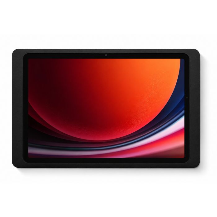Gros plan du support mural Displine Companion Wall 2.0 avec Samsung Galaxy Tab A9+ en noir, avec un focus sur l'écran et le cadre.