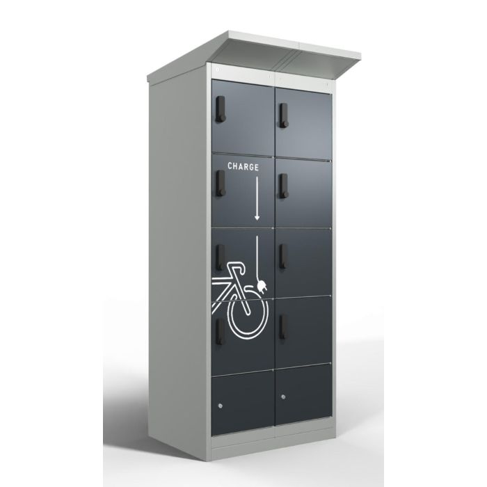 Vue de face inclinée du casier de chargement de batterie de vélo Lockeel à huit compartiments, équipé de serrures à code électronique et d'une icône de chargement sur la porte.