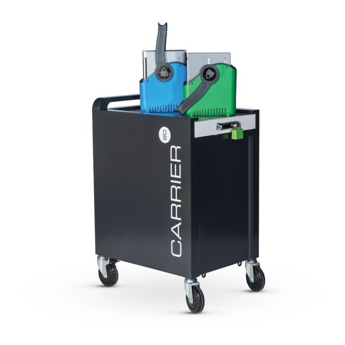 Photo en studio du chariot de chargement LocknCharge Carrier 20, vu en diagonale de face avec deux paniers amovibles colorés placés sur le dessus du chariot fermé.