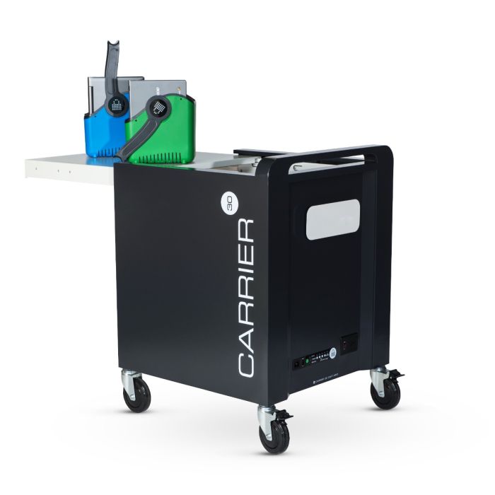 Chariot de chargement LocknCharge Carrier 30 avec étagère étendue et deux paniers colorés avec équipement, vue avant inclinée sur fond blanc.