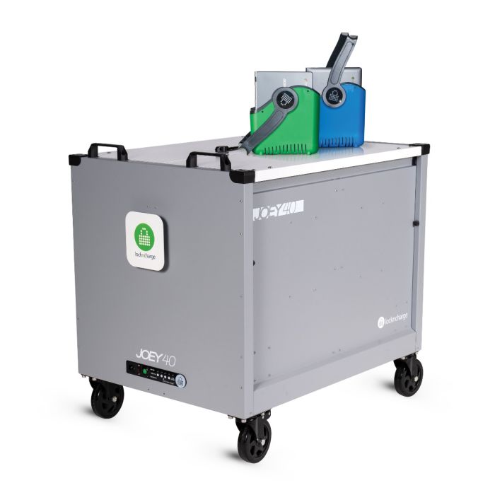 Photo en studio du chariot de chargement LocknCharge Joey 40 en vue oblique, avec deux paniers amovibles colorés pour les appareils au-dessus du chariot fermé.