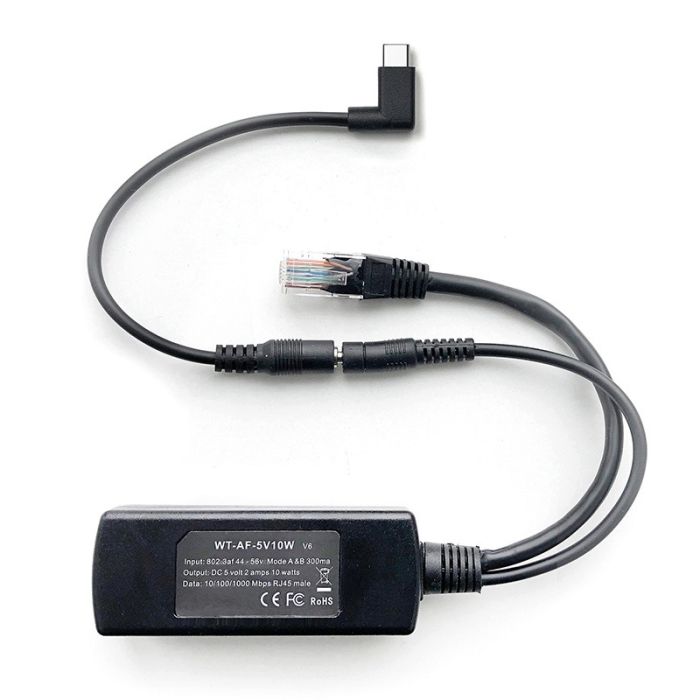 Vue détaillée du répartiteur Smart Things sCharge PoE 4856 avec câble USB-C, y compris les connexions et la gestion des câbles.