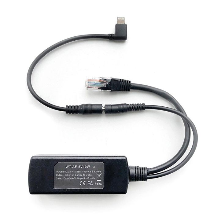 Vue détaillée du répartiteur Smart Things sCharge PoE 4856 avec câble Lightning, avec connexions visibles et gestion des câbles.