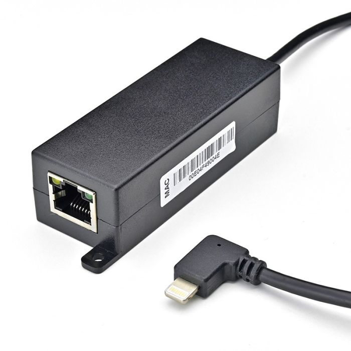 Vue détaillée du répartiteur PoE Smart Things sCharge avec câble Lightning, les ports et la connexion par câble sont visibles.