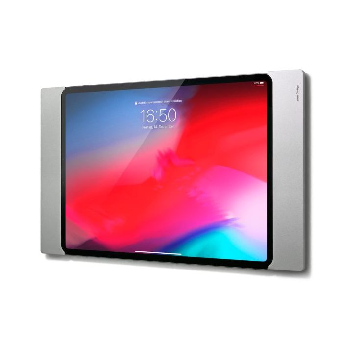 Vue latérale du support mural Smart Things sDock Fix avec un iPad Pro 13 pouces (2025) fixé, en finition argentée.
