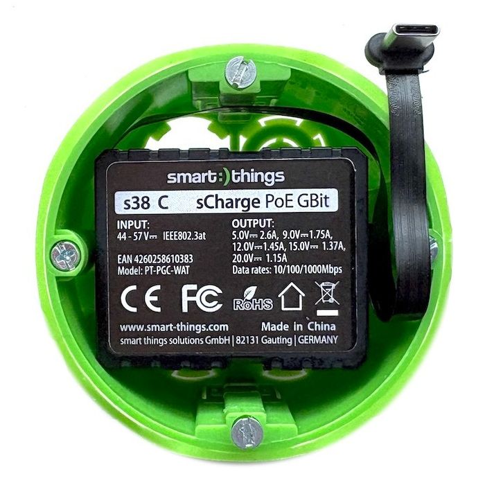 Vue détaillée du module Smart Things sCharge PoE GBit avec port USB-C visible et boîtier vert.