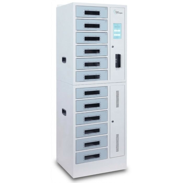 Vue latérale du casier de chargement Power Technologies SC-LOCKER-12 avec 12 compartiments et serrure RFID, fermé et sans câbles visibles.