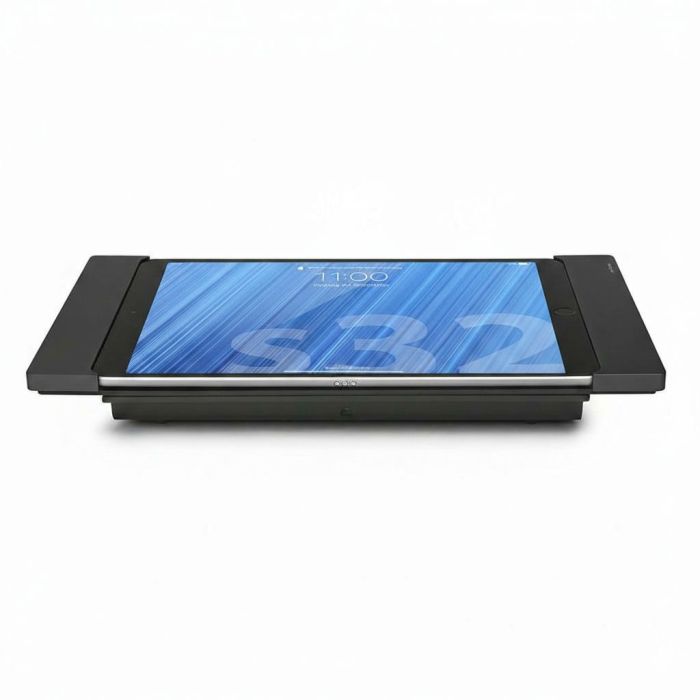 Vue latérale du support de table Smart Things sDock Fix pour iPad Air 11 pouces, noir, avec iPad en cours d'utilisation.