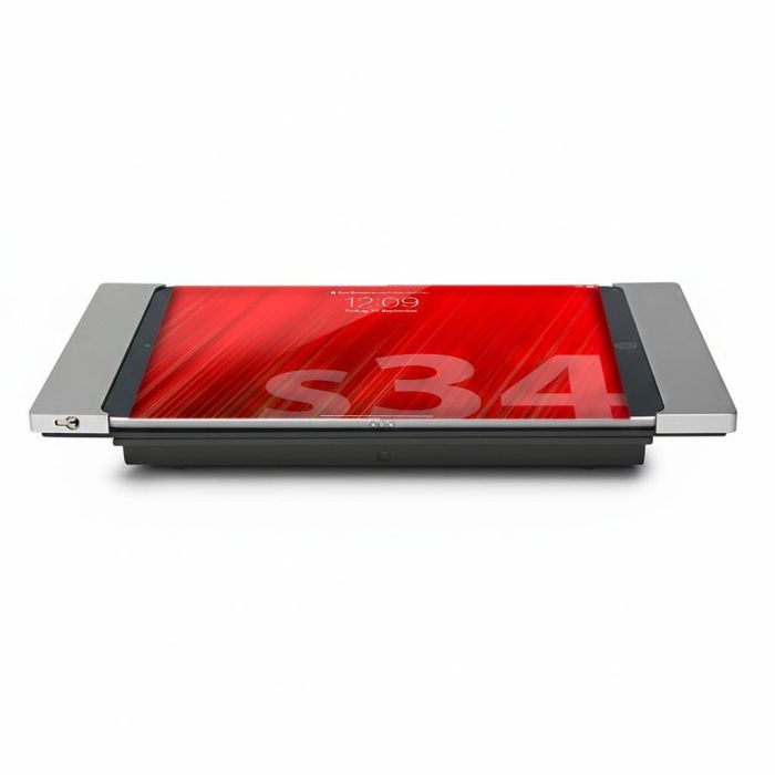 Vue latérale du support de table Smart Things sDock Fix pour iPad Air 13 pouces, avec une finition argentée et un iPad en cours d'utilisation.