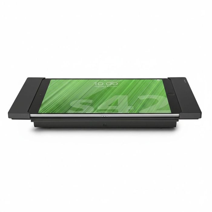 Vue latérale du support de table Smart Things sDock Fix pour iPad A16, avec un iPad en cours d'utilisation et un fond vert sur l'écran.