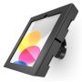 Vue latérale du support mural noir Compulocks Bow Swell pour iPad, monté et utilisé avec un fond coloré.