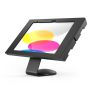 Vue latérale du support de table Compulocks Core Apex pour iPad, avec une tablette inclinée dans un environnement moderne.