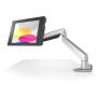 Vue latérale du support de table Compulocks Reach Apex avec un iPad 11 pouces en cours d'utilisation, avec un bras réglable pour un angle de vision optimal.