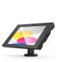 Vue angulaire du support de table Compulocks Rise pour iPad, avec un écran clair et un design noir.
