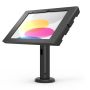 Vue latérale du support de table Compulocks Rise pour iPad, avec une tablette inclinée et une entrée de câble visible.