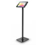 Vue latérale du support au sol Compulocks Swift Swell pour iPad 11 pouces, noir, avec une tablette inclinée.