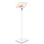 Vue latérale du support au sol Compulocks Swift Apex pour iPad, avec un écran lumineux et une base robuste.