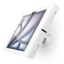 Vue latérale du support mural Compulocks Bow Apex pour iPad Air 11 pouces, monté au mur.