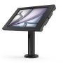 Vue latérale du support de table Compulocks Rise avec iPad Air, avec une base noire robuste et une tablette inclinée.