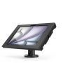 Vue latérale du support de table Compulocks Rise avec un iPad Air, placé à un angle de 45 degrés.