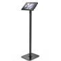 Vue latérale du support de sol Compulocks Swift Apex pour iPad Air 11 pouces en noir, avec une base robuste et un support réglable.