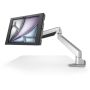 Vue latérale du support de table Compulocks Reach Apex avec iPad Air 13 pouces, monté sur un bureau.
