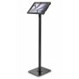 Vue latérale du support au sol Compulocks Swift Apex pour iPad Air, noir, avec un iPad à un angle de 45 degrés.