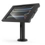 Vue latérale du support de table Compulocks Rise avec un iPad Pro 11 pouces, en cours d'utilisation avec une vue dégagée sur le support et l'écran.