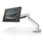 Vue latérale du support de table Compulocks Reach Apex avec iPad Pro 13 pouces, monté sur un bureau.