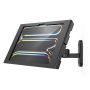 Zijaanzicht van de Compulocks Swing Apex wandhouder voor iPad Pro 13 inch, gemonteerd aan de muur met een schuin perspectief.