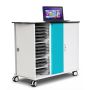 Chariot de chargement pour ordinateur portable Zioxi onView2 avec compartiments ouverts et ordinateur portable sur le dessus, vue sur la porte bleue et gestion des câbles.