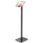 Vue latérale du support au sol Compulocks Swift Cling pour tablettes, avec une tablette montée et une base robuste.