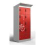 Vue de face inclinée du casier de chargement de batterie de vélo Lockeel avec 8 compartiments rouges, équipé de serrures électroniques à code et d'une icône de chargement sur la porte.