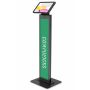 Vue latérale du support au sol Compulocks BrandMe PowerMove avec iPad, avec des panneaux latéraux verts saisissants.