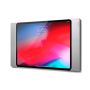 Vue latérale du support mural Smart Things sDock Fix avec un iPad Pro 13 pouces (2025) fixé, en finition argentée.