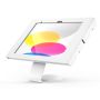 Vue d'angle du support de table Compulocks Core Swell pour iPad 10,9 pouces en blanc, avec un fond coloré et une base robuste.
