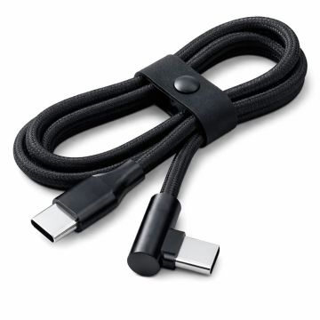 Vue détaillée du câble de chargement et de données Torvik USB-C vers USB-C à angle droit avec extérieur tressé noir et connecteur à angle droit.