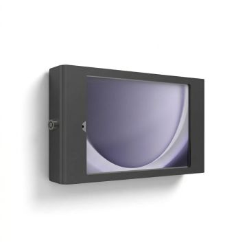 Vue latérale du support mural Compulocks Apex pour Samsung Galaxy Tab A11, fixé au mur avec un design noir élégant.