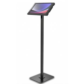Vue latérale du support de sol Compulocks Swift Apex pour Samsung Galaxy Tab S11 Ultra en noir, avec une tablette inclinée.