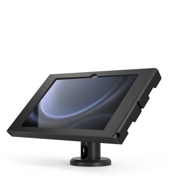 Vue latérale du support de table Compulocks Rise pour Samsung Galaxy Tab S11, avec une tablette inclinée dans un support noir.
