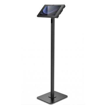 Vue latérale du support de sol noir Compulocks Swift Apex pour Samsung Galaxy Tab S11, avec une tablette montée en position debout.