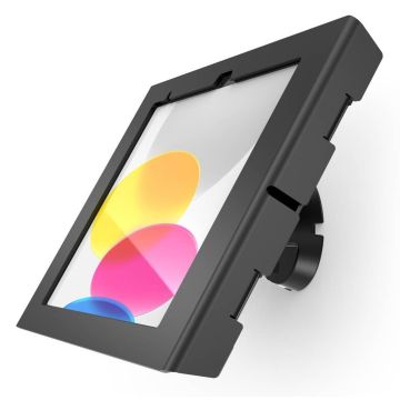 Vue latérale du support mural noir Compulocks Bow Swell pour iPad, monté et utilisé avec un fond coloré.